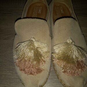 Toms Size 7 Tan w/tassel